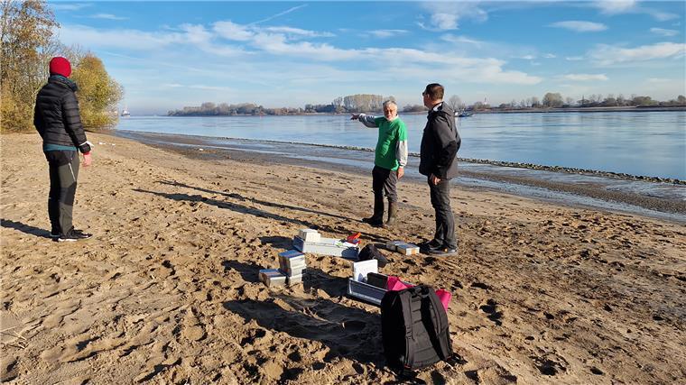 Plastik-Detektive auf Spurensuche an zwei Weserstränden Standortbestimmung für die Probenentnahme am Schierloh-Strand in Brake: Franco Pasolini, Meinolf Leifert und Dr. Bruno Walther (von links) bei den Vorbereitungen.