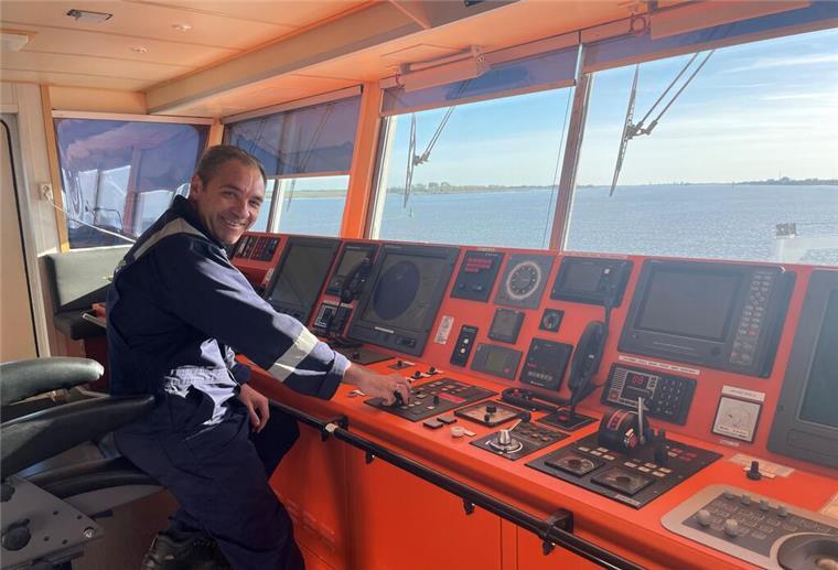 Zwischen Ukrainern und Russen: Mit der Seemannsmission an Bord eines Frachters Mann auf der Brücke eines Frachters im Kontrollraum