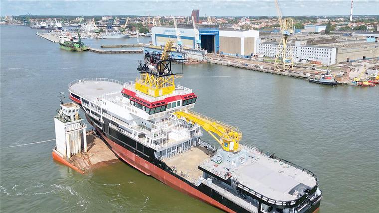 Neues Mehrzweckschiff „Mellum“ schwimmt bereits Stapellauf der besonderen Art: Mittels Ponton wird das neue Mehrzweckschiff Mellum zu Wasser gelassen.
