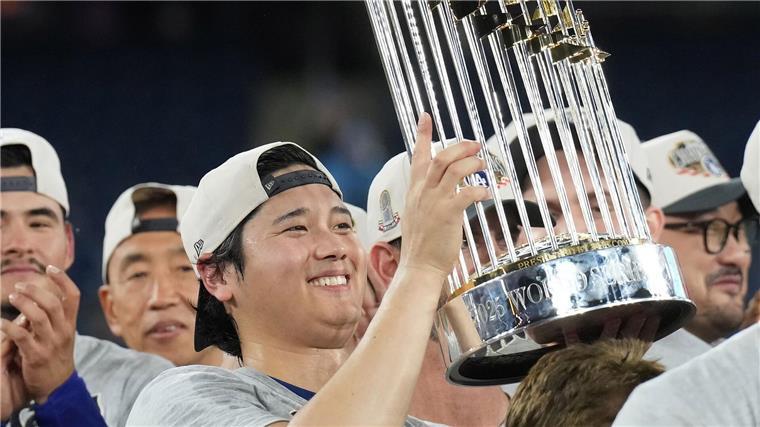 Star-Pitcher Shohei Ohtani zeigt die Trophäe.