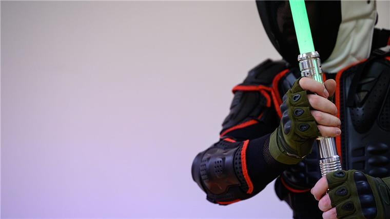 Leuchtendes Stück „Star Wars“ „Star Wars“-Filme haben viele Fans. Manche kämpfen aus Spaß mit Lichtschwertern.