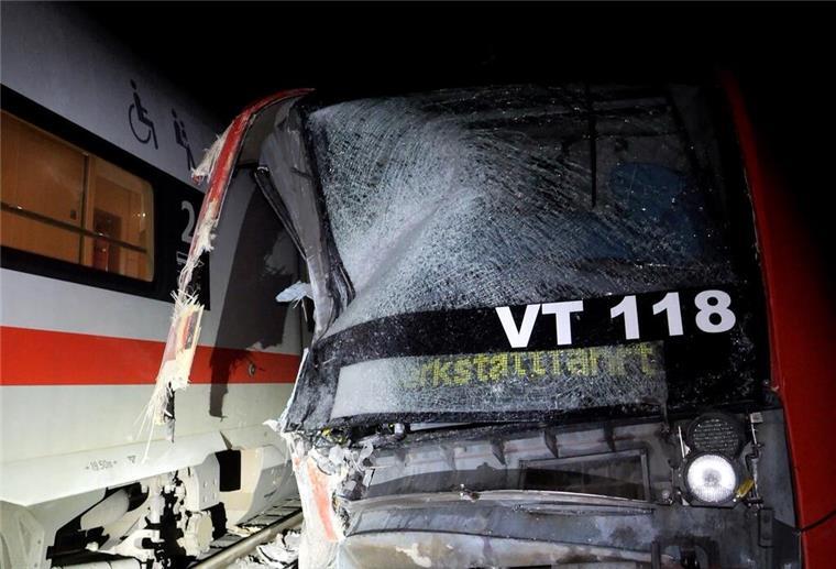 Das bedeutet der ICE-Unfall im Kreis Rotenburg für den Zugverkehr auf der Strecke Stark beschädigt stehen eine Regionalbahn und ein ICE auf der Strecke zwischen Hamburg und Bremen. Ein mit etwa 550 Menschen besetzter ICE hat eine Regionalbahn gerammt. Bei dem Unfall am Mittwochabend gab es keine Verletzten.