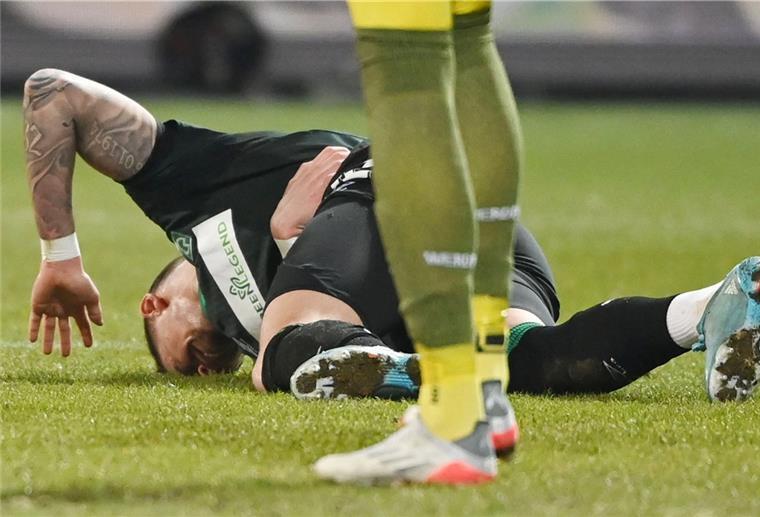 Werder-Schlamassel: Drei Verteidiger drohen auszufallen Marco Friedl am Boden