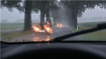 Starker Regen und Wind haben für viele Einsätze der Feuerwehren in Niedersachsen gesorgt. (Symbolfoto)