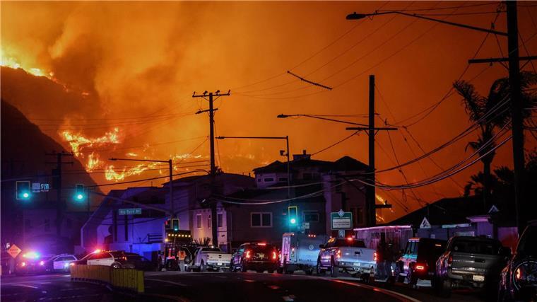 Brände in Los Angeles: Zwei Feuer weiterhin außer Kontrolle Starker Wind hat die Brände rasant angefacht.