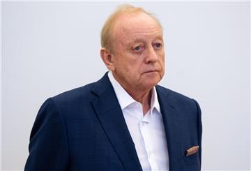 Alfons Schuhbeck, Koch und Unternehmer, steht vor Prozessbeginn als Angeklagter im Gerichtssaal im Landgericht München I. 