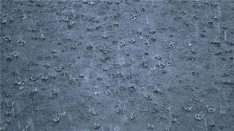Meteorologen: Dauerregen-Unwetterlage am Freitag vorbei Starkregen prasselt während eines Gewitters auf eine Straße.