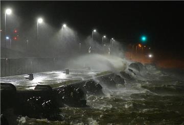 Wellen schlagen in Bremerhaven über die Kaimauern. 
