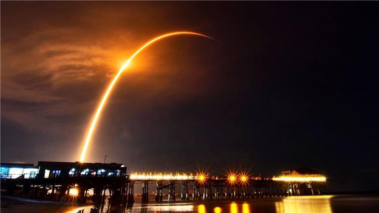 Kiew: Starlink-Schmuggel läuft über arabische Länder Starlink ist ein satellitengestützter Internet-Dienstleister, der speziell im Ukraine-Krieg von enormer Bedeutung für die Kommunikation ist. Hier fliegt eine SpaceX Falcon 9 Rakete mit Starlink-Satelliten an Bord ins All. (Archiv)