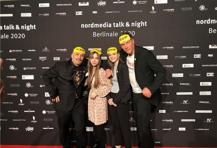 Großes Kino: „Boot un Dood“-Macher bei der Berlinale Stars auf dem roten Teppich (von links): Sandro Giampietro mit seinen Töchtern Julia Giampietro und Gina Giampietro und Schauspieler Helge Tramsen auf der "nordmedia talk & night 2020" in Berlin.