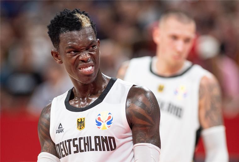 VIP-Tickets für Basketball-Länderspiel gewinnen! Stars wie Dennis Schröder (links) und Daniel Theis könnten dabei sein.