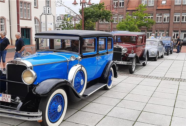 Oldtimer am Samstag in der Nordenhamer Innenstadt Start der Oldtimerrallye auf dem Nordenhamer Marktplatz.