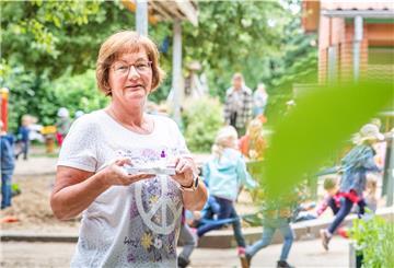 Start der sogenannten Lolli-Tests zum Nachweis des Corona-Virus in Kindertagesstätten. Kitaleiterin Petra Buck zeigt den Schnelltest für Kinder.