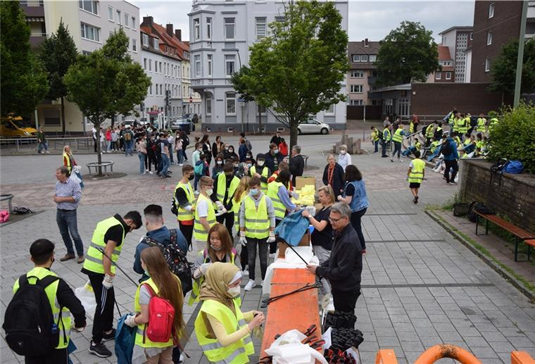 Start- und Zielpunkt für die Müllsammel-Aktion in Geestemünde war der Konrad-Adenuer-Platz.