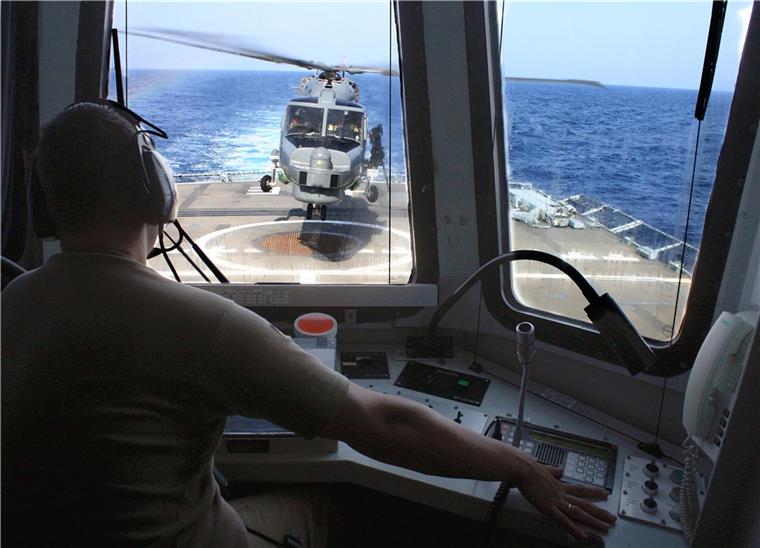 Starten und Landen mit dem Sea Lynx auf einer Fregatte – für Korvettenkapitän Mark Fischer (hier nicht im Bild) ist das Alltag. 