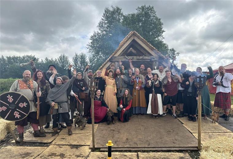 Diese zwei Wesermärschler sind heute in einer TV-Show bei Kabel 1 zu sehen Menschen im Wikinger-Outfit vor einer Wikinger-Hütte.