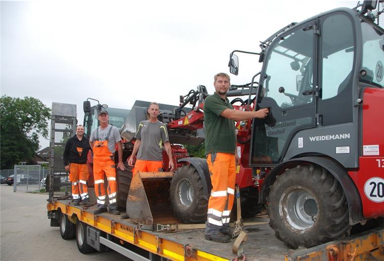 Geestländer helfen Flutopfern in der Eifel Startklar (von links): Die Bauhofmitarbeiter Niklas Reuter, Andreas Kuhnke, Thorsten Wegner und Dennis Bliese haben die Fahrzeuge verzurrt. Auch sie fahren mit nach Bad Münstereifel, um tatkräftig mit anzupacken.