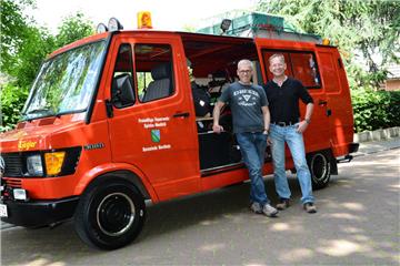 Startklar zur Reise: Der Langener Axel Brockmann (rechts) mit Kumpel Immo und seiner „Monika“.