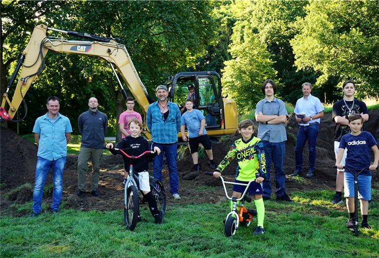 Startschuss für Bike-Park fällt Startschuss für den Bike-Park: Initiator Michael Teßler (zweiter von links) freut sich ebenso wie die Vertreter der Gemeinde und die Jugendlichen, dass es nun losgeht.