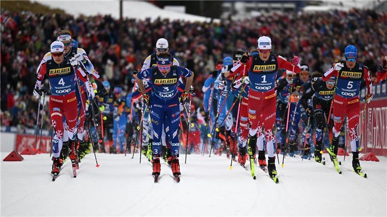 Startschuss für den Skiathlon, der vor vollen Rängen stattfand.