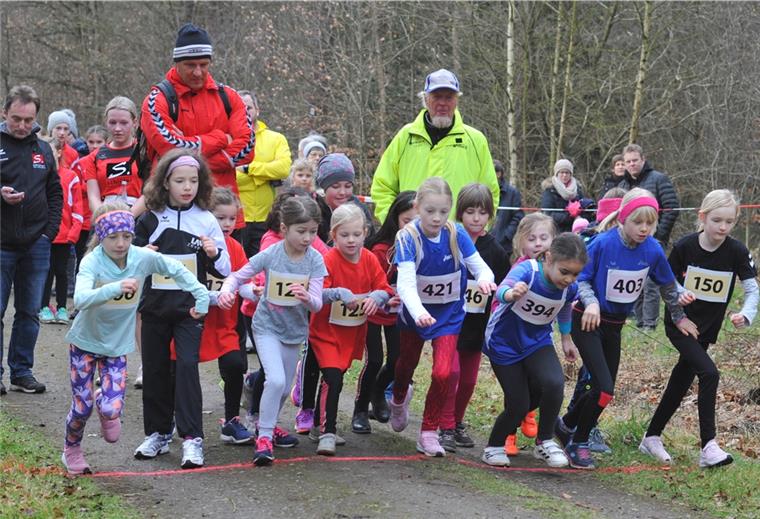 Zevener LAV-Crossläufer flott unterwegs Startschuss für die Mädchen U10: Sie absolvierten bei der Crosslauf-Kreismeisterschaft in Gnarrenburg die 960-Meter-Strecke.