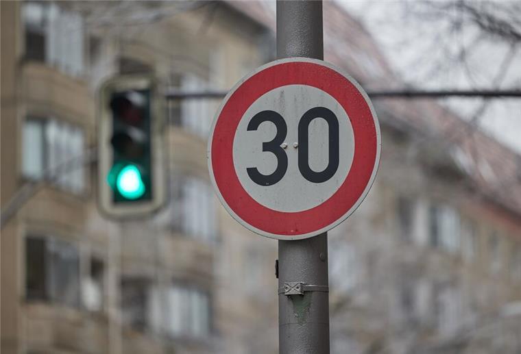 Ein Schild weist Autofahrer auf der Torstraße auf Tempo 30 hin. In Deutschland greift ab Dezember eine neue Regel für Autofahrer. 