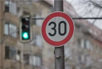 Ein Schild weist Autofahrer auf der Torstraße auf Tempo 30 hin. In Deutschland greift ab Dezember eine neue Regel für Autofahrer. 