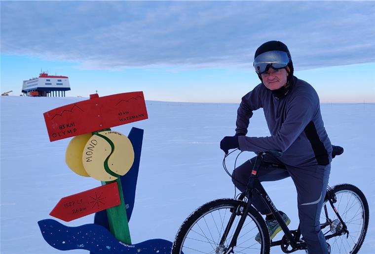 Mit dem Fahrrad in die Antarktis Stationsarzt und -leiter der Antarktis-Station „Neumayer III“, Peter Jonczyk, bei einer Erkundungstour mit dem Fahrad in der Antarktis. Helm, Funkgerät und GPS sind immer dabei.