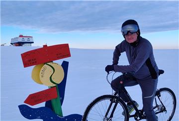 Stationsarzt und -leiter der Antarktis-Station „Neumayer III“, Peter Jonczyk, bei einer Erkundungstour mit dem Fahrad in der Antarktis. Helm, Funkgerät und GPS sind immer dabei.