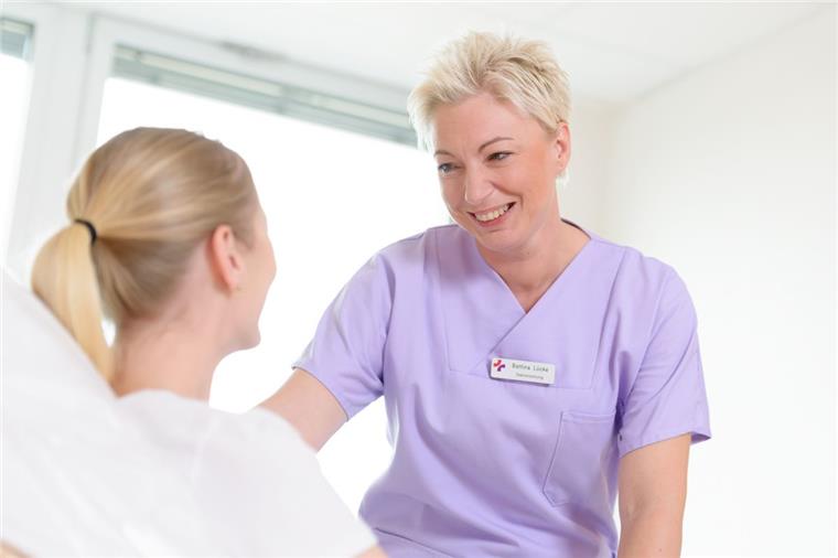 Stationsleiterin Bettina Lücke kümmert sich auf der Boarding-Station im Klinikum Reinkenheide um eine Patientin.