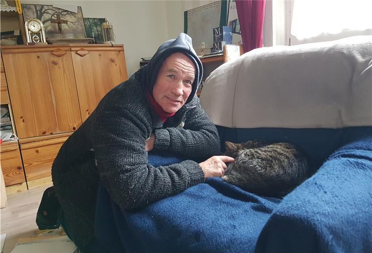 Mann vor einem Sofa mit Katze