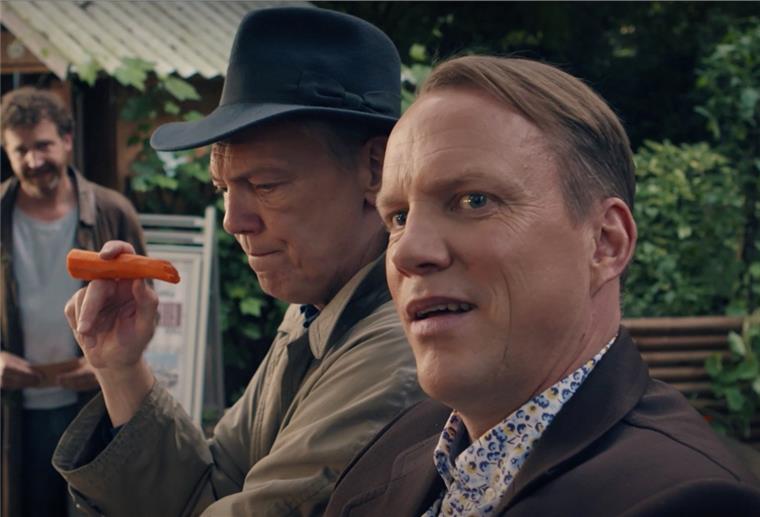 Nordenham: Plattdeutsches Filmevent in der Jahnhalle Statt auf einer Zigarette kaut Kommissar Mahler im Film stets auf einer Möhre herum.