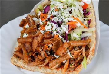  Ein Döner Kebab angerichtet auf einem Teller.  