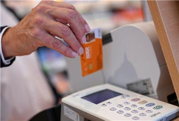 Statt des Papierrezeptes zücken Apothekenkunden in Zukunft ihre Versichertenkarte. Das Personal auf der anderen Seite des Tresens kann dann am Bildschirm ein vom Arzt ausgestelltes E-Rezept einsehen. 