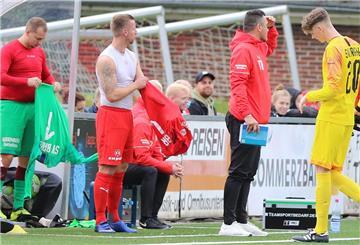 Statt des Trikots vom SV Brake zieht Sascha Schwarze (im weißen Shirt) jetzt das des AT Rodenkirchen an.