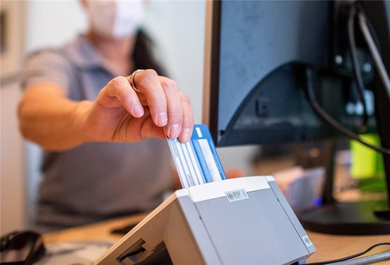 Einlösung des E-Rezepts in immer mehr Apotheken möglich Versichertenkarte der Krankenkasse