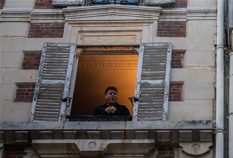 Bremerhaven: „Stille Nacht“ am offenen Fenster Statt Heiligabend um 22.45 Uhr zur Kirche zu gehen und dort „Stille Nacht“ zu singen, sollen die Menschen dann wie dieser Herr das Fenster aufmachen und zu Hause singen.