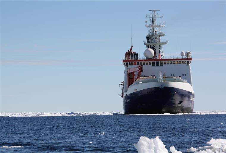 Mit der „Polarstern“ statt mit dem Flieger in die Antarktis Statt mit dem Flieger geht es mit der „Polarstern“ in die Antarktis.