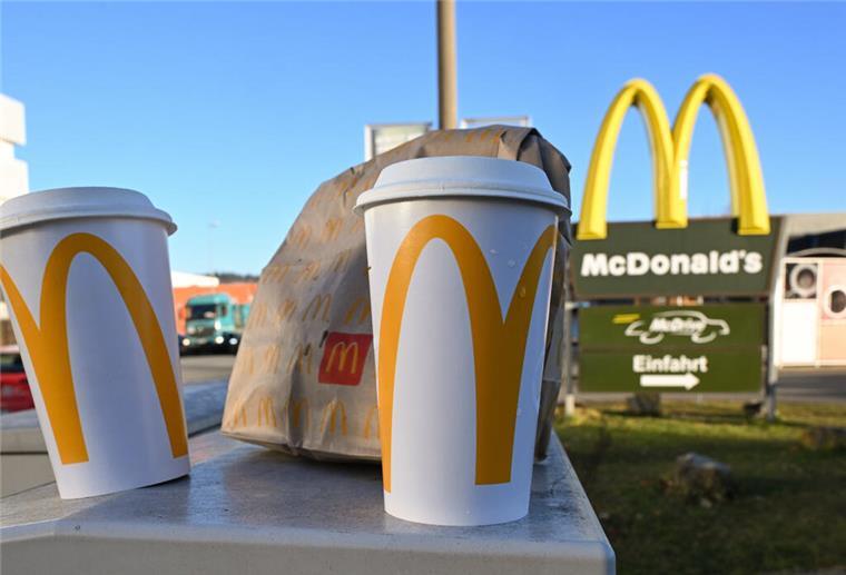 Valentinstags-Menü bei McDonalds zu gewinnen Eine McDonald's To-Go-Tüte und ein To-Go-Becher stehen vor einer Tübinger McDonald's-Filiale.