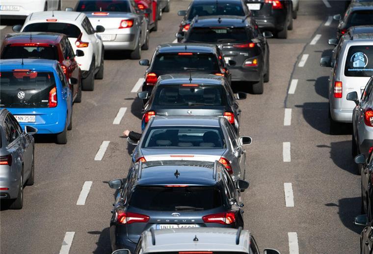 Mega-Stau-Alarm zu Himmelfahrt: Diese Tage solltest du meiden! Autos auf einer Autobahn. Stau-Alarm zu Himmelfahrt! Die Autobahn GmbH erwartet volle Straßen – besonders am Mittwoch und Sonntag
