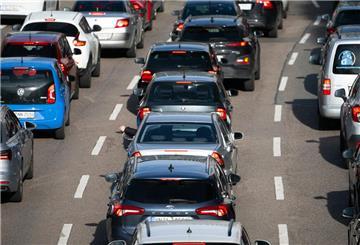 Autos auf einer Autobahn. Stau-Alarm zu Himmelfahrt! Die Autobahn GmbH erwartet volle Straßen – besonders am Mittwoch und Sonntag