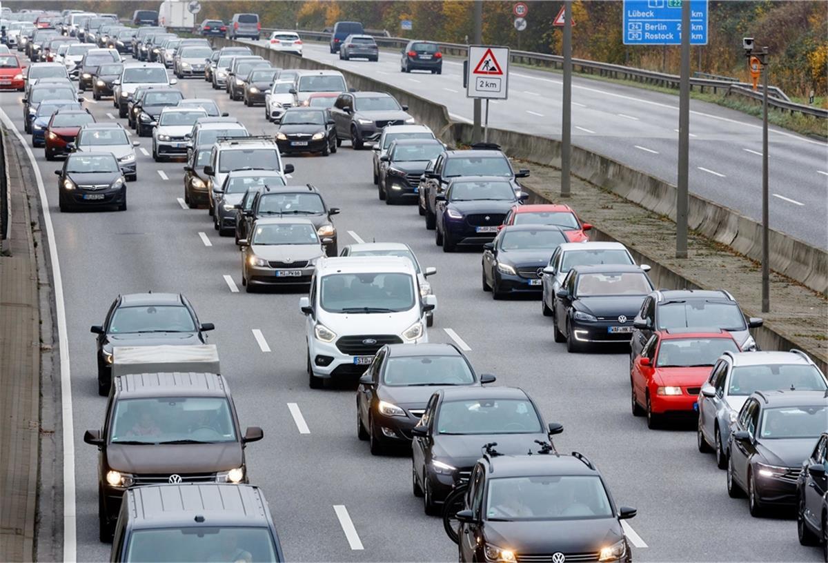 Stau auf der A 27 Richtung Bremen nach einem Unfall.