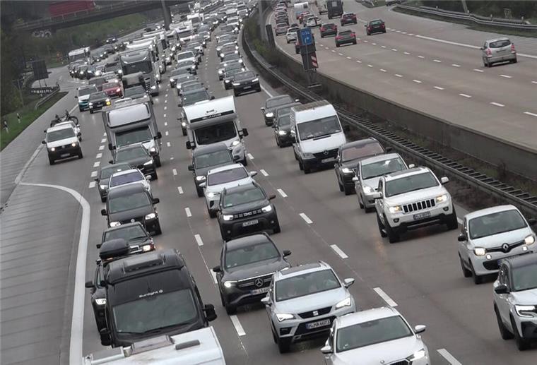 Osterstaus auf der Autobahn: Lohnt sich das Umfahren wirklich? Bei Stau gleich runter von der Autobahn? Nicht immer ist der Umweg besser – so vermeiden Sie die größten Oster-Reisefallen.