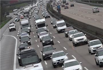 Bei Stau gleich runter von der Autobahn? Nicht immer ist der Umweg besser – so vermeiden Sie die größten Oster-Reisefallen.