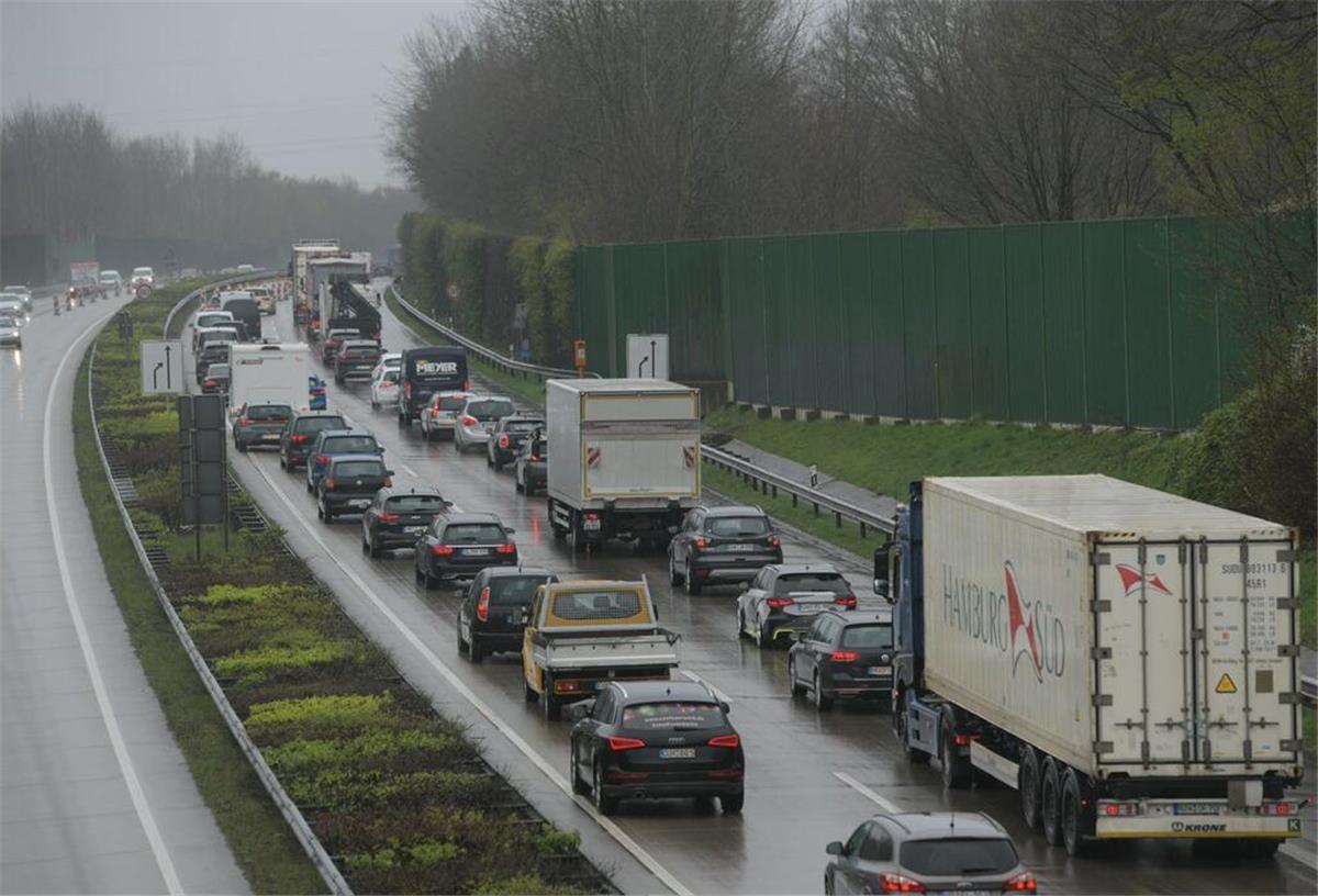 Stau, Stau, Stau. Auf der A27 bei Bremerhaven geht in der Rush Hour aktuell nicht viel voran.