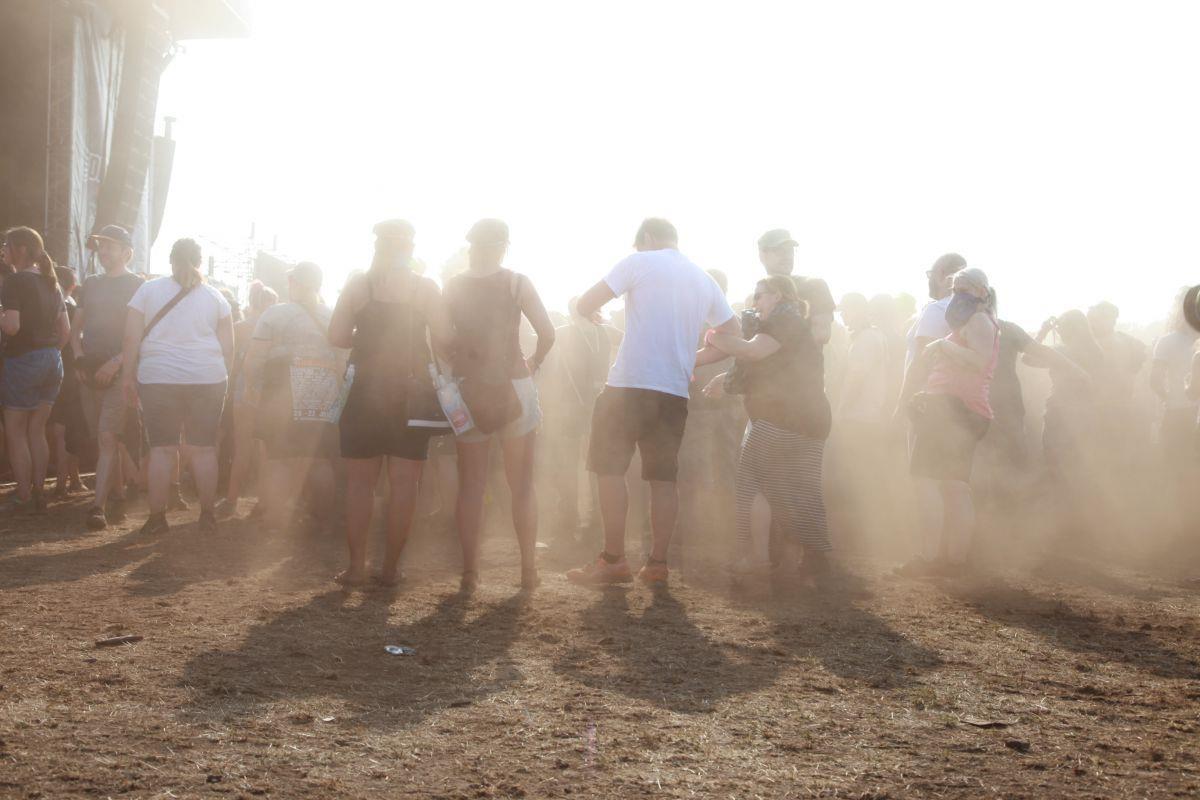 Deichbrand 2018: Die schönsten Fotos vom zweiten Tag Staub, Staub und noch mehr Staub: Das Motto auf dem zweiten Tag auf dem Deichbrand 2018.