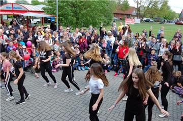 Staudenmarkt 2019 in Hagen: Auch die Teenie-Tanzgruppe des &quot;Fit & Sun&quot;...