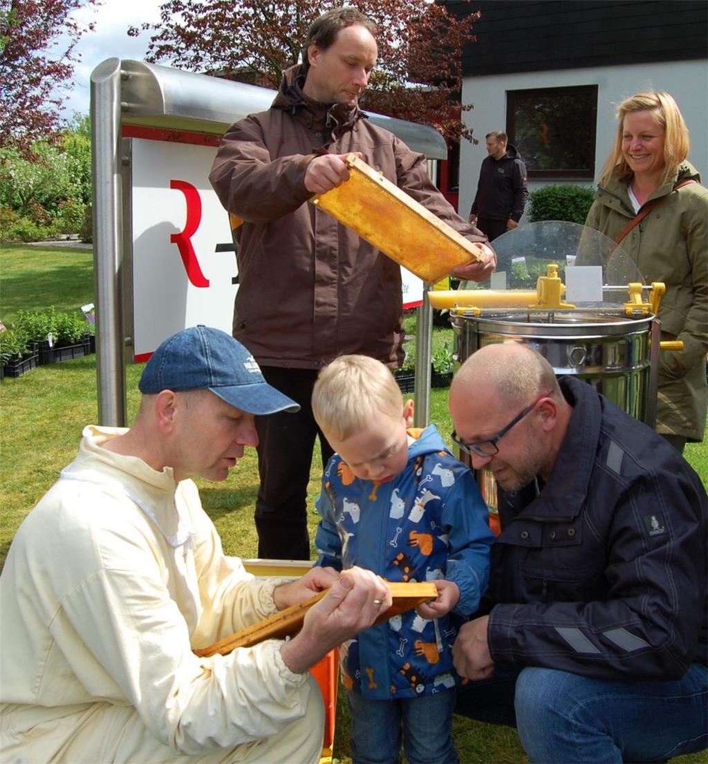Staudenmarkt 2019 in Hagen: Der dreijährige Leo (Mitte) liebt Bienenhonig. Die H...
