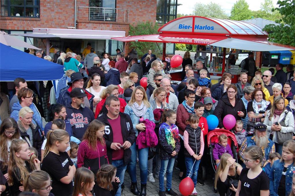 Staudenmarkt 2019 in Hagen: Dicht gedrängt stehen die Zuschauer, um die Vorführu...