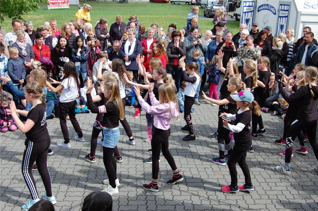 Staudenmarkt 2019 in Hagen: Die Mädchentanzgruppe des &quot;Fit & Sun&quot; unte...